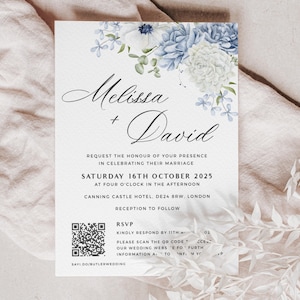 Peut inclure: Invitation de mariage élégante avec les noms "Melissa + David" en écriture cursive, ornée de motifs floraux bleus et blancs à l'aquarelle. L'invitation comprend les détails de l'événement : samedi 16 octobre 2025, à Canning Castle Hotel, Londres. Un code QR est également présent.