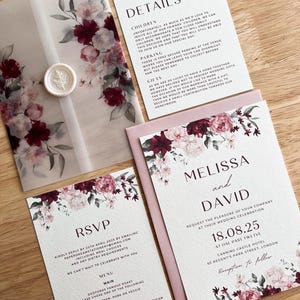 Elegante abito da sposa rosa antico e bordeaux con carta velina, RSVP, scheda con i dettagli, sigillo di ceralacca bianco perla, ricevimento estivo in giardino, PD08