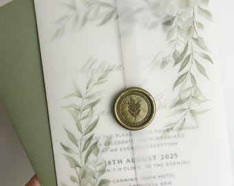 Puede incluir: Una invitación de boda con un sobre verde y un inserto de vitela con una ilustración de acuarela de hojas verdes y un sello de lacre dorado. El texto de la invitación dice "18 de agosto de 2025" y "Canning Town Hotel".
