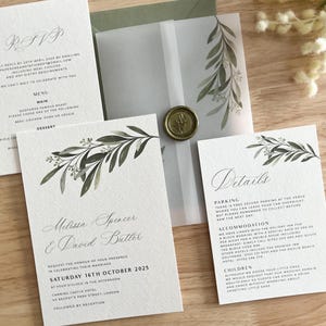 Convite de casamento em tom oliva mediterrâneo com cartões de confirmação de presença e detalhes opcionais, envoltório de velino italiano e lacre de cera, envelope verde-sálvia, PD02