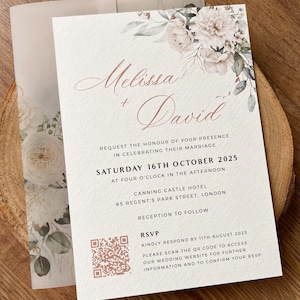 Elegante gouden en groene huwelijksuitnodiging met QR-code RSVP, aquarel botanische stijlvolle kaart, groen bruiloft, witte bloemen details, PD07