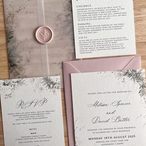 Juego de invitaciones de boda con envoltorio de vitela con follaje verde ruborizado, con RSVP y sello de cera, sobre rosa empolvado, papelería romántica con flores silvestres, PD06