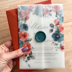 Hochzeitseinladung in Petrolgrün & Rostorange mit Pergamentverpackung, Terrakotta-Umschlag, Smaragdwachssiegel, modernen Details und Antwortkarte, PD03