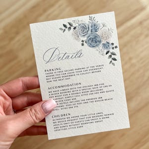 Stoffige blauwe kaart met details huwelijksuitnodiging, bijsluiter, witte rozen bloemen, thema winterreceptie, baby's Breath briefpapier, PD11