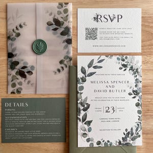 Groen krans bruiloft uitnodigingssuite, bos perkament wikkel details kaart, moderne salie rustieke QR rsvp-insteekkaart, envelop en lakzegel, PD09
