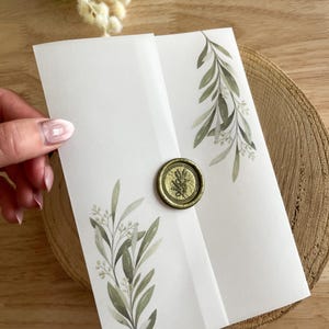 Envoltura de pergamino para boda color verde oliva salvia, sobre de invitación con temática italiana, boda DIY en un jardín botánico, fiesta mediterránea con ramas verdes, PD02