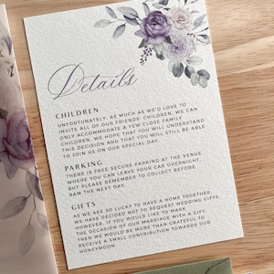 Kaart met violette details, huwelijksuitnodiging, lichtpaarsgroene bijlage, elegante lila bloemen, klassieke bohobloemen, saliegroen, PD10