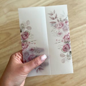 Pergamentverpackung mit Weißen Rosen und Rosa Pfingstrosen, Botanisch Bedruckte Pergamenthülle für DIY Hochzeitseinladungen, Romantische Karte, Schleierkraut, PD15