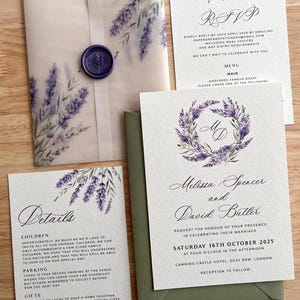 Elegante set di inviti per matrimonio viola lavanda con velina, biglietto RSVP, sigillo di ceralacca estivo e busta, ricevimento rustico romantico, PD01