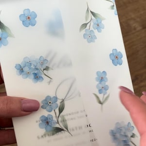Wydrukowano Nie zapomnij o mnie Kwiatowy Wrap na Zaproszenie Ślubne, Zestaw Zaproszeń Ślubnych DIY, 7x5" i A5 Floral Vellum Jacket, Jasnoniebieski Kwiatowy Event
