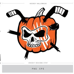 Op de afbeelding: Een Halloween-pompoen met een schedelgezicht en hockeysticks als armen. De pompoen is oranje met witte strepen en een zwarte omtrek. De hockeysticks zijn zwart met witte tape. De pompoen staat op een witte achtergrond.