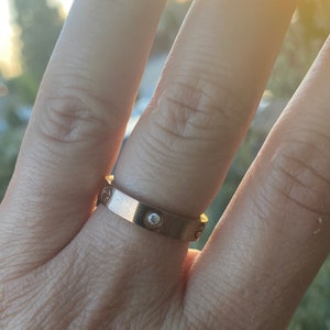 Banda de acero inoxidable con circonitas cúbicas en oro rosa