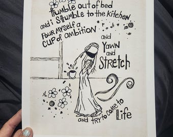 Op de afbeelding: Een zwart-witte lijntekeningprint met een persoon in een lange jurk die een drankje in een kopje schenkt. De tekst luidt: Tumble out of bed and i Stumble to the kitchen, Pour MYSELF a CUP of ambition, and Yawn and STRETCH and TRY to come to LIFE.
