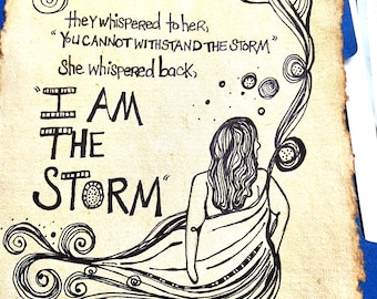 Op de afbeelding: Handgetekende kunst op verouderd papier met de tekst "I AM THE STORM" en een silhouet van een vrouw. De quote luidt: "Ze fluisterden haar toe: 'Je kunt de storm niet weerstaan' Ze fluisterde terug". Het kunstwerk is omlijst met decoratieve krullen.