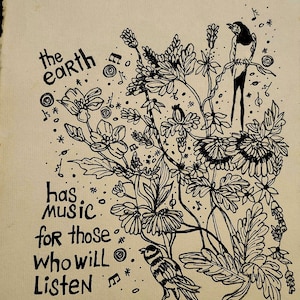 Può includere: Un disegno a tratto in inchiostro nero su sfondo beige chiaro raffigurante un gruppo di fiori e due uccelli. Il testo recita: the earth has music for those who will listen. Note musicali e piccoli simboli sono sparsi nell'illustrazione.