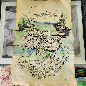 Op de afbeelding: Een rechthoekig vel papier met rafelige randen en een zwarte inkttekening van drie zwemmende zeeschildpadden. Erboven staat een bord met de tekst Terrapin Station. Daaronder staan songteksten in zwarte inkt met blauwe en groene aquarelverf.