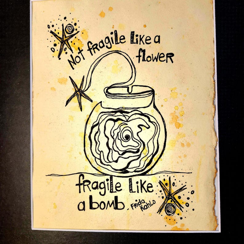 Puede incluir: Impresi&oacute;n art&iacute;stica dibujada a mano sobre papel envejecido. La imagen presenta un tarro con forma de bomba con una rosa en su interior, y el texto "Not fragile like a flower, fragile like a bomb - Frida Kahlo". La obra incluye acentos en forma de estrella y salpicaduras de tinta amarilla.