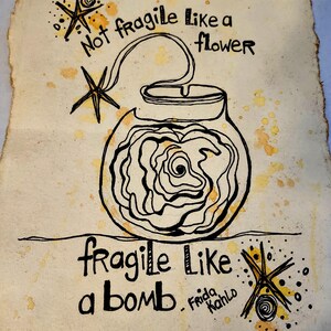 Puede incluir: Obra de arte dibujada a mano sobre papel envejecido. Un recipiente en forma de bomba contiene un dise&ntilde;o de rosa, con el texto "Not fragile like a flower" y "fragile like a bomb". La obra est&aacute; firmada "Frida Kahlo".