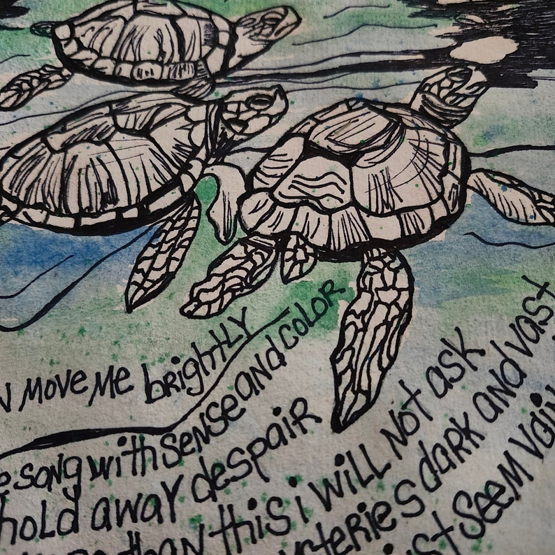 Op de afbeelding: Een inkt- en aquarelillustratie van drie zeeschildpadden die in blauw en groen water zwemmen. Het kunstwerk bevat handgeschreven tekst: move me brightly, the song with sense and color, hold away despair, than this i will not ask, mysteries dark and vast, just seem void.