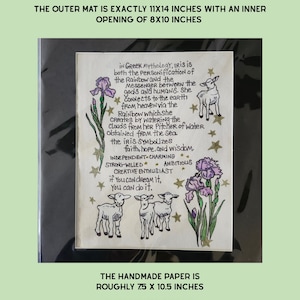 Op de afbeelding: Een decoratieve print op papier met illustraties van paarse irissen en drie lammetjes, omringd door gouden sterren. De tekst beschrijft de Griekse mythologie over Iris. De buitenste mat is 11x14 inch, de opening is 8x10 inch en het papier is 7,5x10,5 inch.