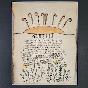 Pu&ograve; includere: Un'illustrazione disegnata a mano di un sole con le parole "SoulShine" scritte in corsivo. Il testo sotto il sole dice: "Quando non riesci a trovare la luce che ti ha portato attraverso una giornata nuvolosa. Quando le stelle non brillano. Ti senti come se ti fossi perso. Quando quelle luci di candela di casa bruciano cos&igrave; lontano. Beh, devi lasciare che la tua anima brilli come faceva mio padre. Parlando di luce dell'anima. &Egrave; meglio del sole. &Egrave; meglio della luna. Accidenti, &egrave; meglio della pioggia. Signore, ora la gente non se ne preoccupa. Dobbiamo tutti ottenere questa luce dell'anima. Brilla fino all'alba."