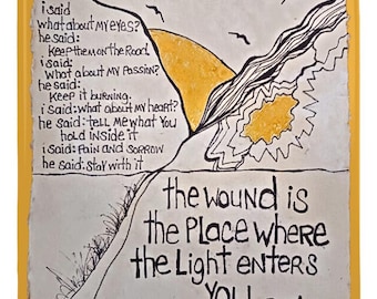 Puede incluir: Un azulejo cuadrado blanco con dibujos de tinta negra de un sol y un camino sinuoso. El azulejo tiene un fondo amarillo y el texto "the wound is the place where the light enters YOU -RUMI".