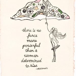 Può includere: Un'illustrazione con una figura femminile sospesa a una forma a nuvola adornata con disegni floreali e astratti. L'opera d'arte include la citazione: "non c'è forza più potente di una donna determinata a risorgere" di WEB DuBois.