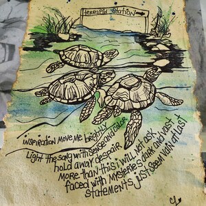 Op de afbeelding: Een aquarel- en inktillustratie op getextureerd papier met drie zeeschildpadden die naar een bord zwemmen met de tekst Terrapin Station. Het kunstwerk bevat handgeschreven songteksten die beginnen met Inspiration move me brightly.