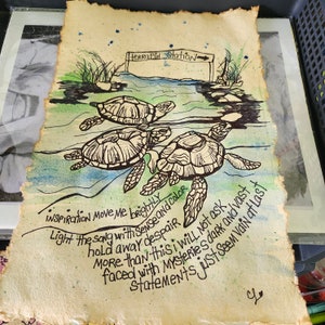 Op de afbeelding: Een rechthoekig vel gestructureerd, cr&egrave;mekleurig papier met een zwarte inktillustratie van drie zeeschildpadden die in blauw en groen aquarelwater zwemmen. Een bordje toont Terrapin Station. Songteksten zijn in zwarte inkt eronder geschreven.