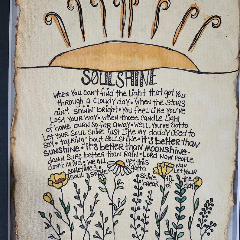 Pu&ograve; includere: Un'illustrazione disegnata a mano di un sole con le parole "SOULSHINE" scritte in nero. Il testo sotto il sole dice: "Quando non riesci a trovare la luce che ti ha portato attraverso una giornata nuvolosa. Quando le stelle non brillano. Ti senti come se ti fossi perso. Quando quelle luci di candela di casa bruciano cos&igrave; lontano. Bene, devi lasciare che la tua anima brilli come faceva mio padre. Parlando di anima. &Egrave; meglio del sole. &Egrave; meglio della luna. Certo che &egrave; meglio della pioggia. Signore, ora la gente non se ne preoccupa. Dobbiamo tutti brillare. Lascia che la tua anima brilli. Alba."