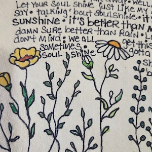 Pu&ograve; includere: Illustrazione a mano di fiori e foglie con il testo "Let Your Soul Shine just like my say. talking bout Soulshine. it's better than damn Sure better than Rain. Lo don't mind. we ALL, Sometimes. Soul Shine get this gotta Sh"