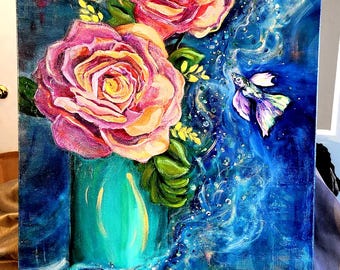 Op de afbeelding: Origineel schilderij van een bloemstuk in een turquoise vaas. Het boeket bevat grote roze en gele rozen met groene bladeren. Grillige vissen zwemmen rond de bloemen tegen een blauwe achtergrond. Het kunstwerk is een levendige weergave van kleur en textuur.