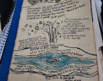 Puede incluir: Un papel rectangular de color tostado con bordes irregulares, decorado con caligrafía en tinta negra e ilustraciones hechas a mano. La obra incluye letras de canciones, una fuente estilizada y un diseño de ondas en acuarela azul.