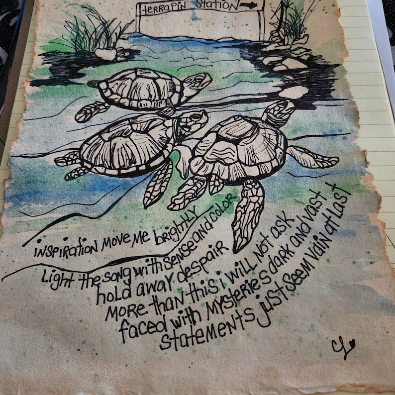 Op de afbeelding: Een aquarel- en inktillustratie op getextureerd papier met drie zeeschildpadden die in blauw en groen water zwemmen. Een bord toont Terrapin Station. De tekst luidt Inspiration move me brightly, Light the song with sense and color, hold away despair, more than this I will not ask, faced with mysteries dark and vast, statements just seem vain at last.