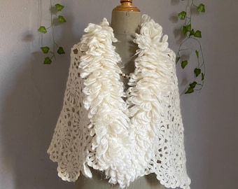Vintage Handarbeit gehäkelter Blumen Oma Schal mit Fransen, Boho Braut Stola, Volksfest Poncho Fairycore Umhang, Unikat.