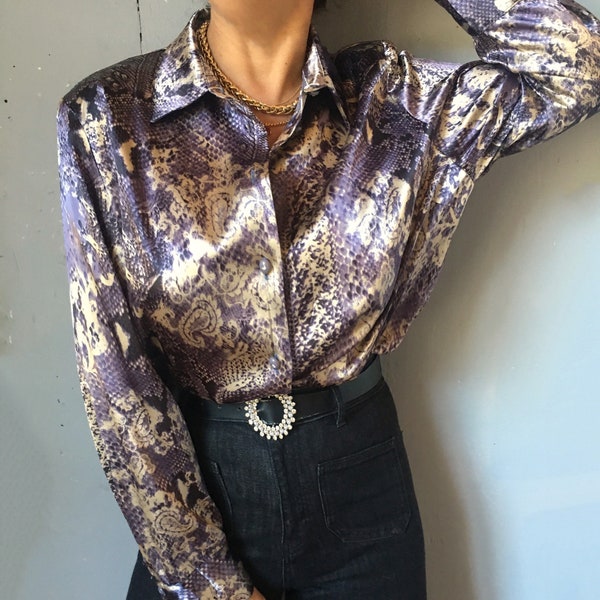 Camisa de fiesta de satén líquido de lavanda metálica de paisley vintage, parte superior de vacaciones de talla grande boho retro de noche elegante, almohadilla de hombro con botones