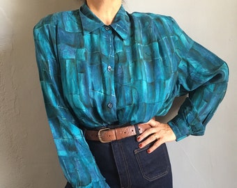 Vintage jaren 80 maximalistisch grafisch funky cupro artsy shirt, futuristisch festival losse lange turquoise kubistische top, knoop omhoog business plus maat.