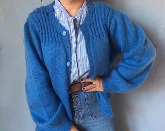 Handgefertigte Vintage-Strickjacke in Indigo-Zopfmuster für Oma-Hygge-Strickjacke, gemütlicher Knopf-Pullover mit Ballonärmeln und romantischem Boho-Häkelmuster in Übergröße