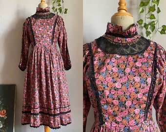 Vintage 70s victorian prairie lace ditsy floral folk dress, puritan mennonite puffy sleeves elegant gown, dark romantic Austrian western S