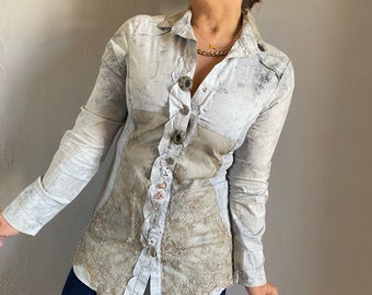 chemise bohème vintage en coton de l'an 2000 tie-dye baroque embellie de bijoux en dentelle, haut rare casual chic de créateur italien, coupe ajustée fantaisie acide M