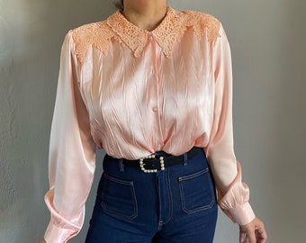 Vintage 80er Jahre Fransen Spitze elegantes rosa pfirsich flüssiges Satin Shirt, kokett Cocktail gepolstertes strukturiertes niedliches Top, puritanische Retro Oma feminines XL