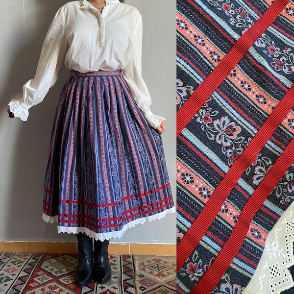 Vintage 70s floral prairie folk high waist pleated lace midmaxi indigo skirt, rustic cotton cottagecore Austrian country dirndl modest M/L