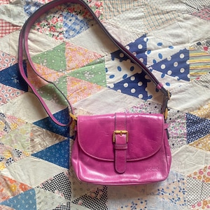 Vintage 80er Jahre Picard Bubblegum Pink Leder Umhängetasche, kleine Crossbody Geldbörse, verstellbarer Trageriemen, kokett Cottagecore Retro niedliches Geschenk