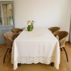 Tovaglia lunga vintage in lino lavorata all'uncinetto, colore avorio, ideale per decorazioni nuziali rustiche.