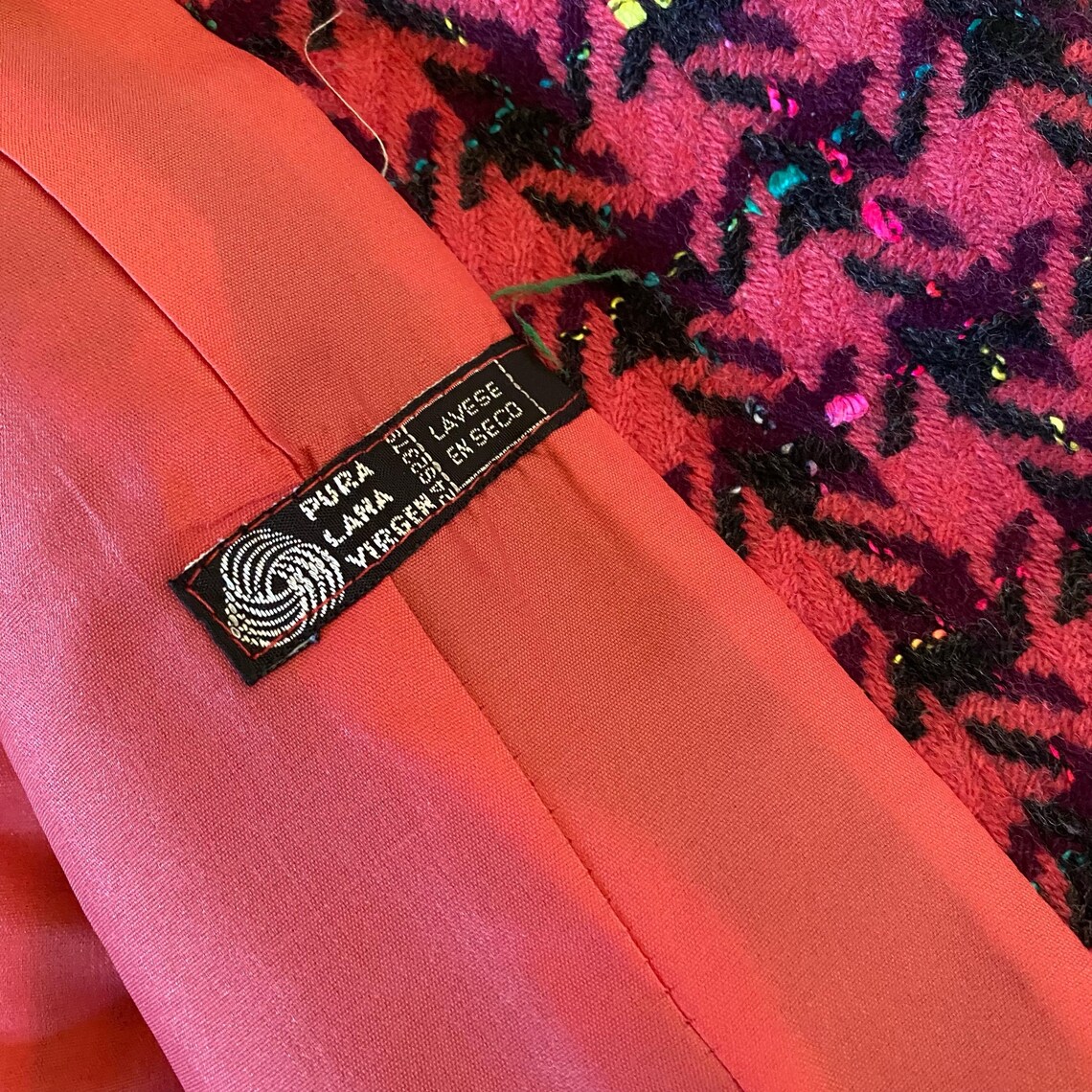 Vintage 80s boucle wool houndstooth jacket, elegant fuchsia tweed blazer with gold buttons, business cocktail short coat 44 1X, foto 4 de 5