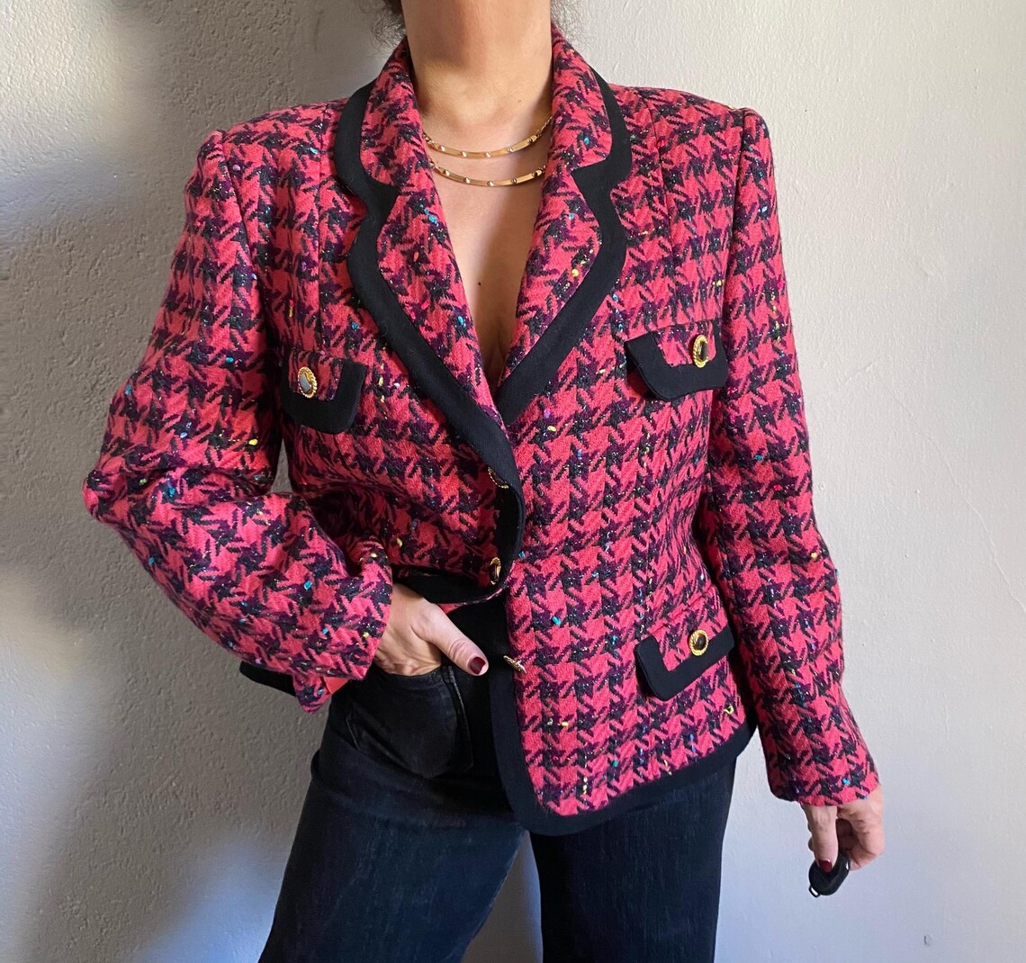 Vintage 80s boucle wool houndstooth jacket, elegant fuchsia tweed blazer with gold buttons, business cocktail short coat 44 1X, foto 2 de 5