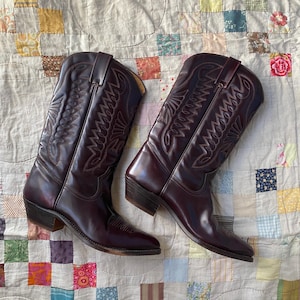 Vintage jaren 80 cowboy lederen bordeauxrode laarzen, handgemaakte premium gestikte boho country dance line westerse mode 43 EU 9 UK 10.5 USA