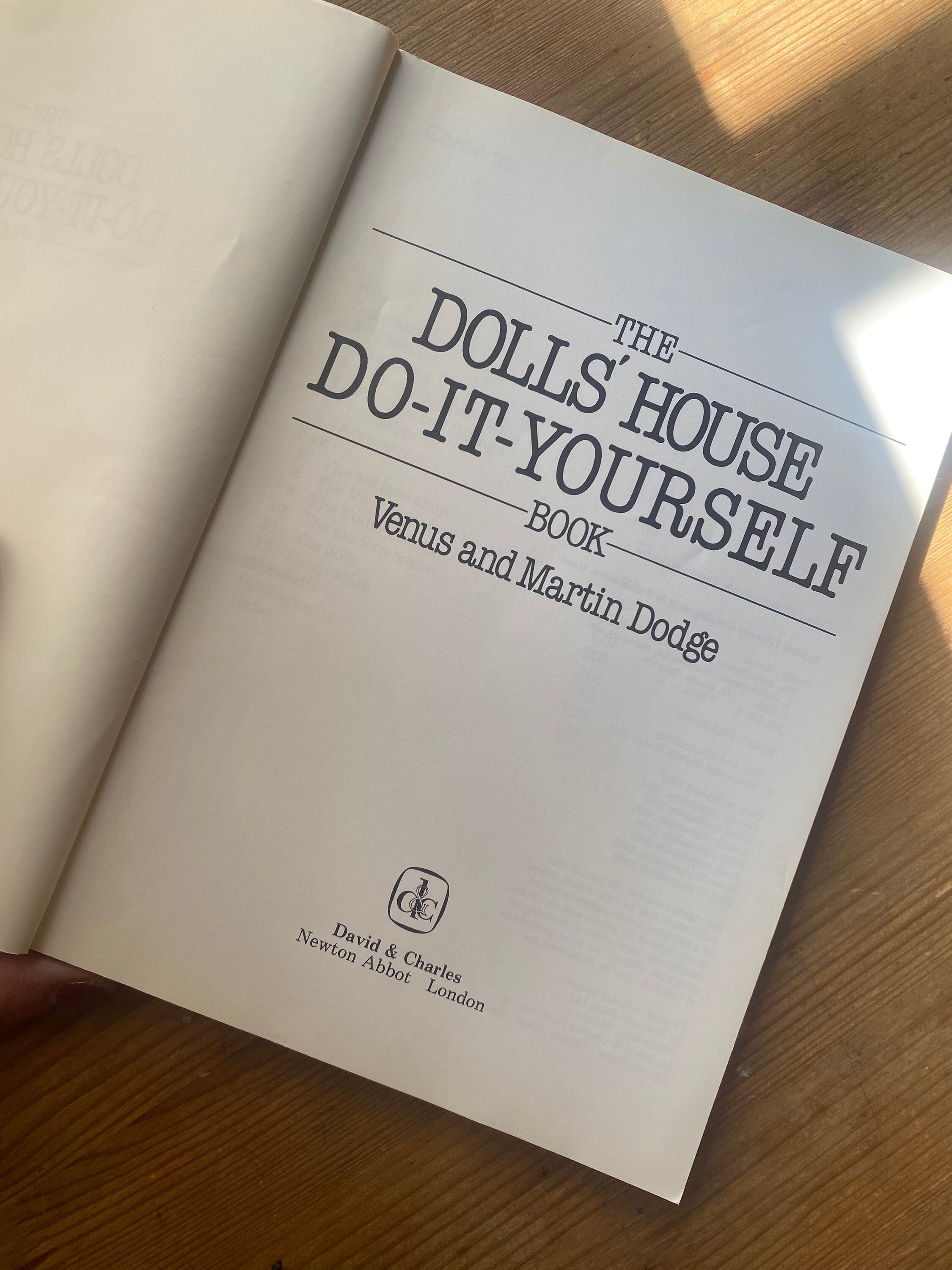 Vintage the Dolls' House Do-it-yourself Book, Miniature Building