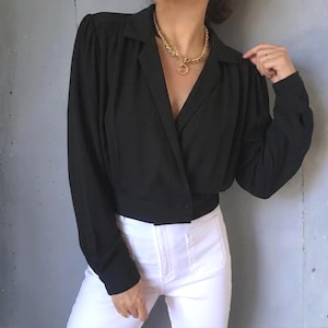 Svart veckad blus från 90-talet, minimalistisk, korsad blus, bandad nederkant L