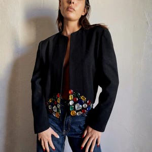 Bolero de lana vintage con joyas, estilo barroco, ideal para ocasiones especiales. Talla M. imagen 1